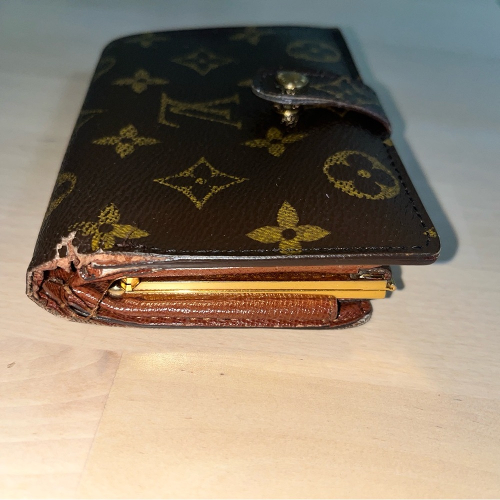 LOUIS VUITTON Kiss-Lock Monogram Canvas Leather Bifold Wallet - Picture 2 of 15